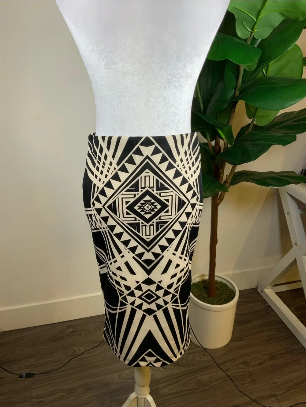 BCX Black & Cream Geometric Midi Pencil Skirt